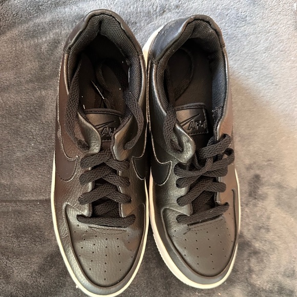 Nike Air Force 1 Sage Low in Black and White - Picture 3 of 11